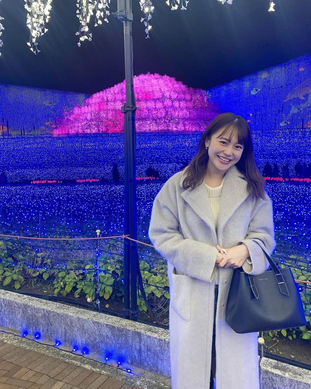 福見真紀のインスタグラム：「この間何年かぶりになばなの里に行きました〜🌟 ↑何このポーズ🤔 イルミネーションよりお花ではしゃいでた🤫🌷  #なばなの里　#イルミネーション」