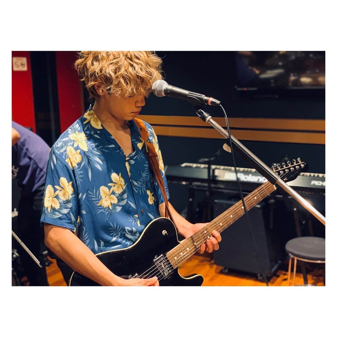 【公式】ドラマL「3Bの恋人」さんのインスタグラム写真 - (【公式】ドラマL「3Bの恋人」Instagram)「🎸  📣はるちゃんと3Bを取り巻く個性派キャストのご紹介！  #神谷健太 さん演じるユウのバンドメンバー💡  達也役 #前山剛久 さん💙 貴宏役 #穴山昴 さん💙  ギターボーカルのユウ。 リーダーでもある達也はベース、 貴宏がドラム担当のスリーピースバンド “Beyond Brooklyn”  演奏シーンはもちろんのこと アツい男の友情にもご注目ください👊💓  かっこいい“ビヨブル”を応援してね😉  #ABCテレビ 2021年1月10日（日） #テレビ朝日 2021年1月9日（土） 放送スタート❤︎  #3Bの恋人 #神谷健太 #前山剛久 #穴山昴」12月29日 19時27分 - abctv_drama