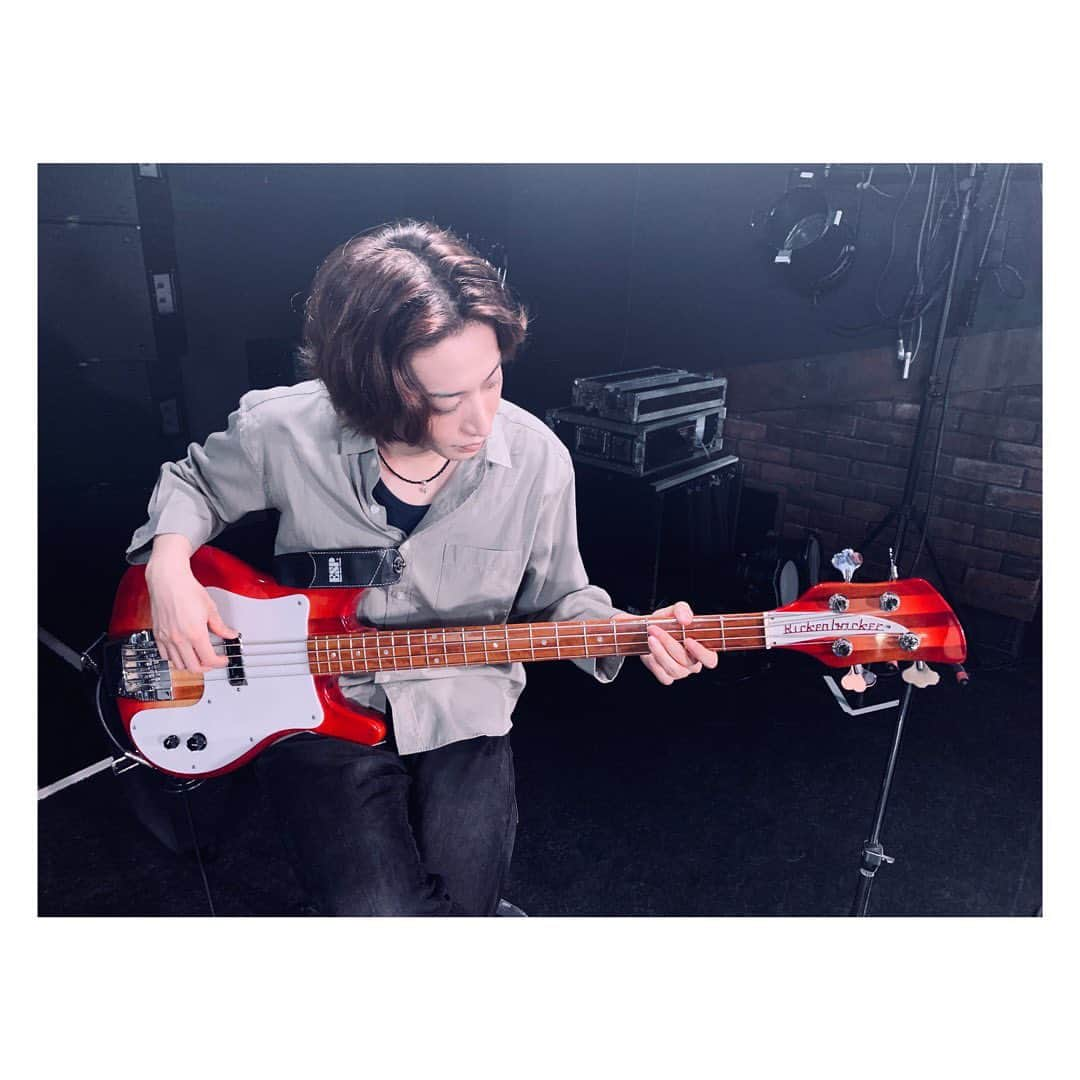 【公式】ドラマL「3Bの恋人」さんのインスタグラム写真 - (【公式】ドラマL「3Bの恋人」Instagram)「🎸  📣はるちゃんと3Bを取り巻く個性派キャストのご紹介！  #神谷健太 さん演じるユウのバンドメンバー💡  達也役 #前山剛久 さん💙 貴宏役 #穴山昴 さん💙  ギターボーカルのユウ。 リーダーでもある達也はベース、 貴宏がドラム担当のスリーピースバンド “Beyond Brooklyn”  演奏シーンはもちろんのこと アツい男の友情にもご注目ください👊💓  かっこいい“ビヨブル”を応援してね😉  #ABCテレビ 2021年1月10日（日） #テレビ朝日 2021年1月9日（土） 放送スタート❤︎  #3Bの恋人 #神谷健太 #前山剛久 #穴山昴」12月29日 19時27分 - abctv_drama