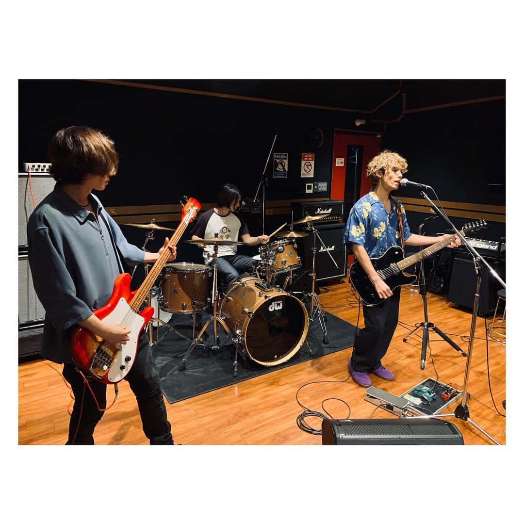 のインスタグラム：「🎸  📣はるちゃんと3Bを取り巻く個性派キャストのご紹介！  #神谷健太 さん演じるユウのバンドメンバー💡  達也役 #前山剛久 さん💙 貴宏役 #穴山昴 さん💙  ギターボーカルのユウ。 リーダーでもある達也はベース、 貴宏がドラム担当のスリーピースバンド “Beyond Brooklyn”  演奏シーンはもちろんのこと アツい男の友情にもご注目ください👊💓  かっこいい“ビヨブル”を応援してね😉  #ABCテレビ 2021年1月10日（日） #テレビ朝日 2021年1月9日（土） 放送スタート❤︎  #3Bの恋人 #神谷健太 #前山剛久 #穴山昴」