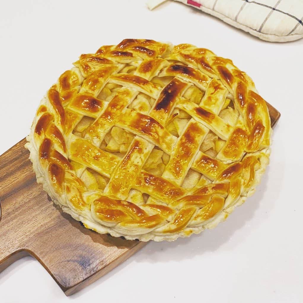たすくこまのインスタグラム：「年末のクソ忙しい時期にアップルパイ作ってみました🍎  女子力UP↑↑」