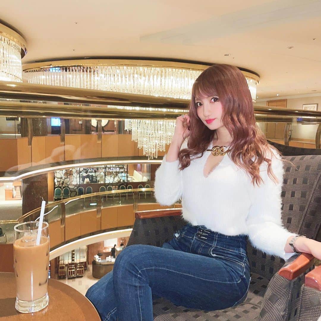 のインスタグラム：「💎🕯💎🕯💎🕯 * * 横浜のベイシェラトンホテルの ラウンジカフェにて☕︎ * * チェーンがついたふわふわの白トップス かわいーんだ🙈💓♪ * @selectshop.brillant の♡ * 胸元もわりとザックリ空いてて 可愛さ✖️sexy💋なトップス🥺🤞💓 * * シャンデリアがおしゃんですなぁ〜 こーゆーとこもっといきたい( ⸝⸝⸝⁼̴́◡︎⁼̴̀⸝⸝⸝) * * * #selectshop #brillant #ベイシェラトン #ベイシェラトン横浜 #ホテルラウンジ  #横浜カフェ #横浜ベイシェラトン  #セレクトショップ #韓国ファッション #ファッション通販 #韓国ファッション通販  #冬コーデ #冬服コーデ #デニムコーデ  #大人コーデ #セクシー系 #ファッション #ふわふわコーデ #ギャル #ぎゃる #お出かけコーデ #デートコーデ #ビジョビ」