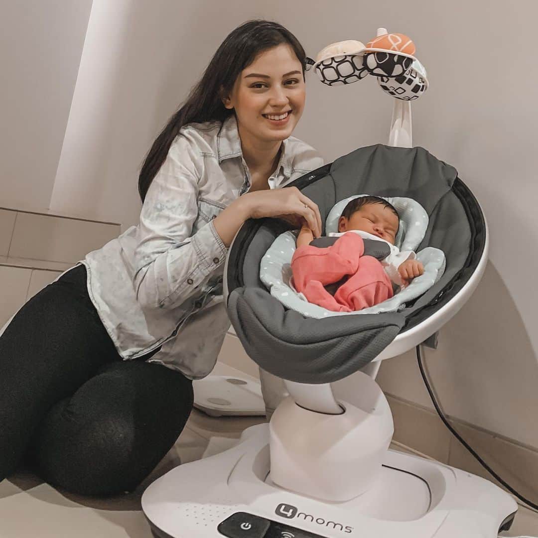 Kimberly Ryderのインスタグラム：「#Mamaroo dari #4MomsIndonesia ini ngebantu banget buat Aisyah tidur nyenyak disaat aku harus ngurus Rayden.  Dia punya 5 gerakan unik kaya gerakan car ride, tree swing, rock-a-bye dan gerakan wave. Selain itu ada juga fitur suara white noise yang bisa bikin bayi tidur lebih nyenyak. 😴  Kalian bisa punya juga, check out @bloomandgrow.id ❤️  📷 @edward_akbar」