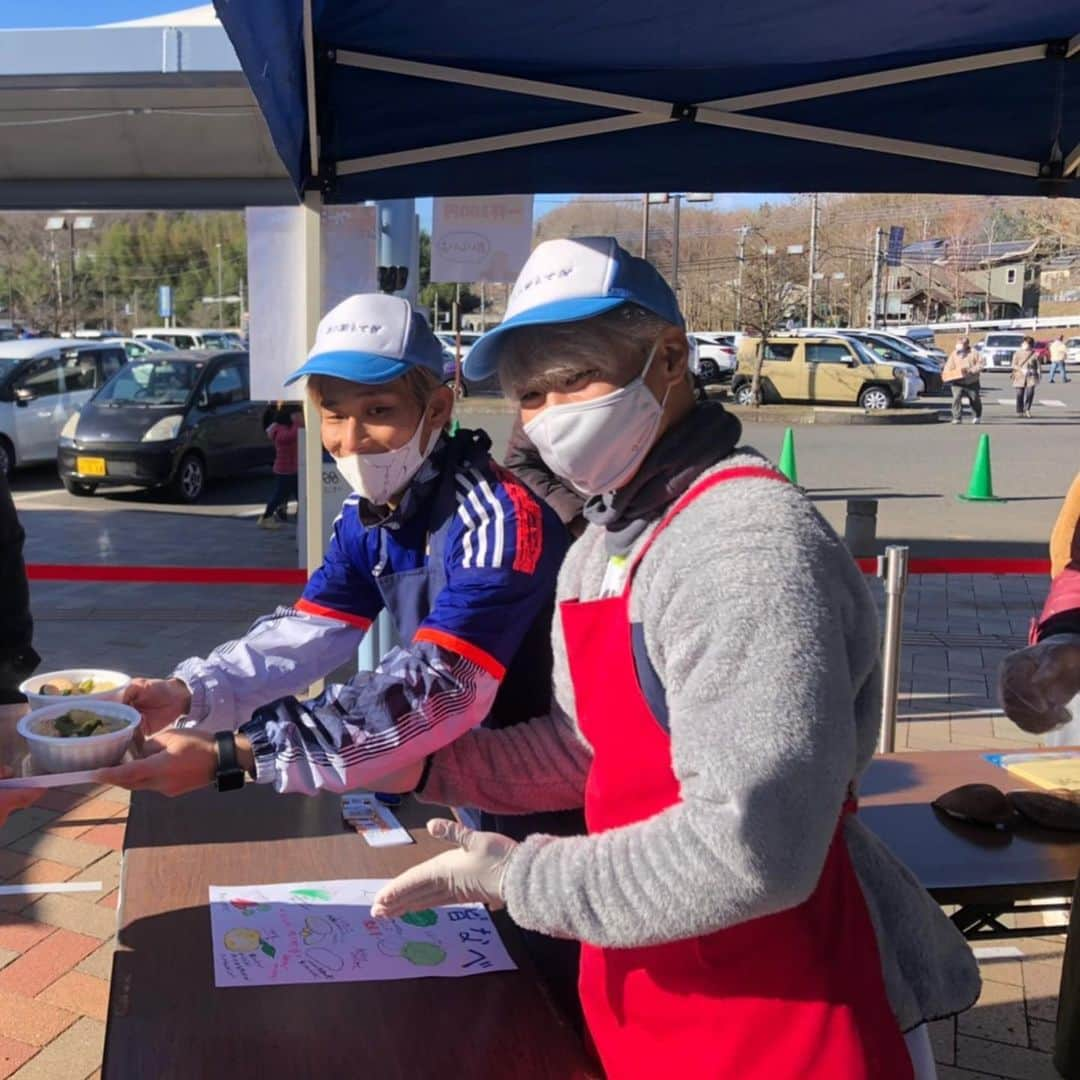 イッシーのインスタグラム：「道の駅芸人をさせてもらっていまして  月に一度お仕事で行かせて頂いている 栃木県茂木町(もてぎまち)の 道の駅もてぎ　で 町長に頂いた農園で一からお野菜を育ててきました。  その育ったお野菜でお鍋をつくり 町民の方々に振る舞おうという事で 先日、道の駅もてぎで振る舞ってまいりました。(200食限定)  驚くことに開店５分前からお客さんが並んでくださりました。  お味は『ゆず味噌豆乳鍋』 味も僕達が作りまして、茂木のお野菜がたくさん詰まったお野菜具沢山の鍋です。寒い日に心も体もあったまってほしいと想い一生懸命1人1人お話ししながら渡させてもらいました。  そして日中でなんとか200食完売しました！ 200名以上の方が来てくださり、初めてのお客さん、そして僕達に会いに来てくださった方、中には仙台から僕達の為に足を運んで下さった方も！！  「いつも見てます！」や「頑張ってください！」「握手してください！」「写真とってください！」などたくさんのあたたかい言葉をかけてくださりめちゃくちゃホッコリさせてもらいました^ ^  益金は町の方にも寄付させて頂きまして完売したので道の駅もてぎでワンマンライブをやらせて頂くことに^ ^ (時期はまだ未定)  足を運んで下さった方々、協力してくださった方々、本当にありがとうございました😊  また来年も宜しくお願い致します！  魅力がいっぱい詰まった茂木町、皆さんも是非いらしてくださいー！ 食べ物も景色も人も素敵なところばかりです！  #栃木県茂木町」