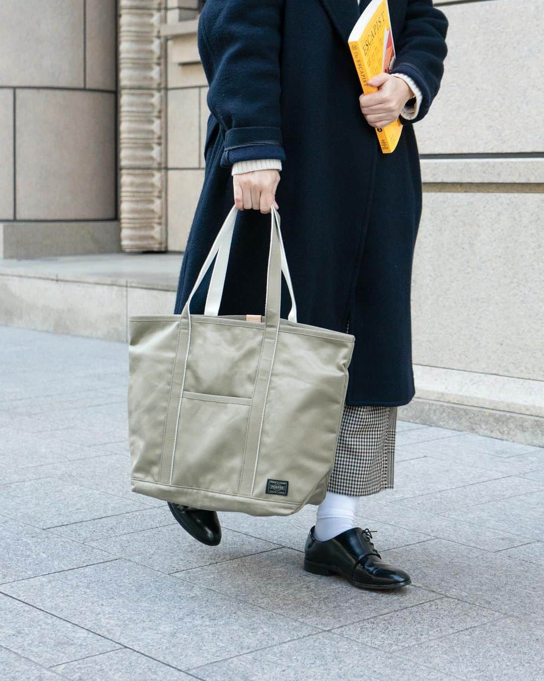 PORTER STANDさんのインスタグラム写真 - (PORTER STANDInstagram)「﻿ 発売以来ご好評をいただいているPORTER flagship store限定シリーズ「WEAPON（ウェポン）」の取扱店舗が新たに増え、より多くのお客様にお買い求めいただけるようになります。﻿ ﻿ 1940年代のアメリカ陸軍士官学校で着用されていた上品でハリのあるトラウザース素材をイメージした9オンスのオリジナルウェポン生地を採用しています。タテ糸、ヨコ糸ともにコーマ糸を使用し高密度に織り上げられた生地は上質な光沢感、手に馴染む柔らかさ、使い込むほどに味の出るコットン素材ならではの表情をお楽しみいただけます。新たにPORTER STANDでの取り扱いが始まります。﻿ ﻿ 発売日：2021年1月1日（金）より順次発売﻿ ※当日は休業している店舗もございます。詳しくはHPまたは各ショップのSNSをご確認ください。﻿ ﻿ このシリーズはデイパックやヘルメットバッグ、3サイズのトートバッグを含めた全6型のラインナップです。シンプルなデザインと使いやすさを兼ね備えた男女問わずお使いいただけるアイテムです。﻿ ﻿ 【取り扱い店舗】﻿ PORTER flagship store、PORTER STAND、吉田カバンオフィシャルオンラインストア﻿ ﻿ #yoshidakaban #porter #luggagelabel #porteryoshida #madeinjapan #japan #85thanniversary #heatandsoulintoeverystich #porterflagshipstore #porterstand #kurachikabyporter #potr #jean #noir #weapon #daypack #helmetbag #totebag #吉田カバン #ポーター #ジーン #ノアール #ウェポン #デイパック #ヘルメットバッグ #トートバッグ」12月29日 19時33分 - porter_stand