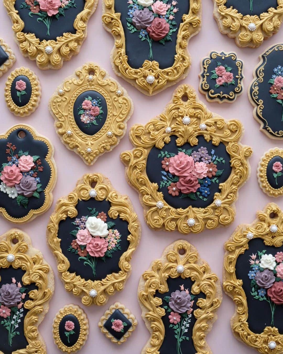 KUNIKAのインスタグラム：「These cookies inspired by antique paintings 🥀  渡英する直前の最後に作ったクッキー、気合いの入りようがすごい🥰 並べたら、美術館みたい とても楽しい撮影でした❃  #artofkunika」