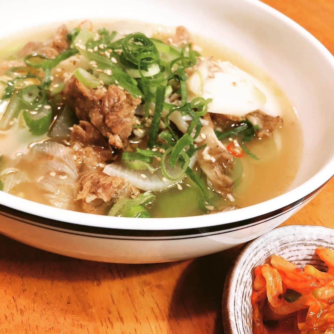 桂紗綾さんのインスタグラム写真 - (桂紗綾Instagram)「韓国に旅行したい欲をご飯でなだめる🇰🇷  コムタンスープ😋  昨夜、夜な夜な仕込んだおかげですじ肉はとろんとろん❤︎  落語も仕事も料理も。 なんでも仕込みが肝心ですね。  #おうちごはん  #コムタンスープ  #韓国料理  #はらぺこ  #コラーゲン  #美容ご飯」12月29日 19時34分 - saaya_katsura_abc