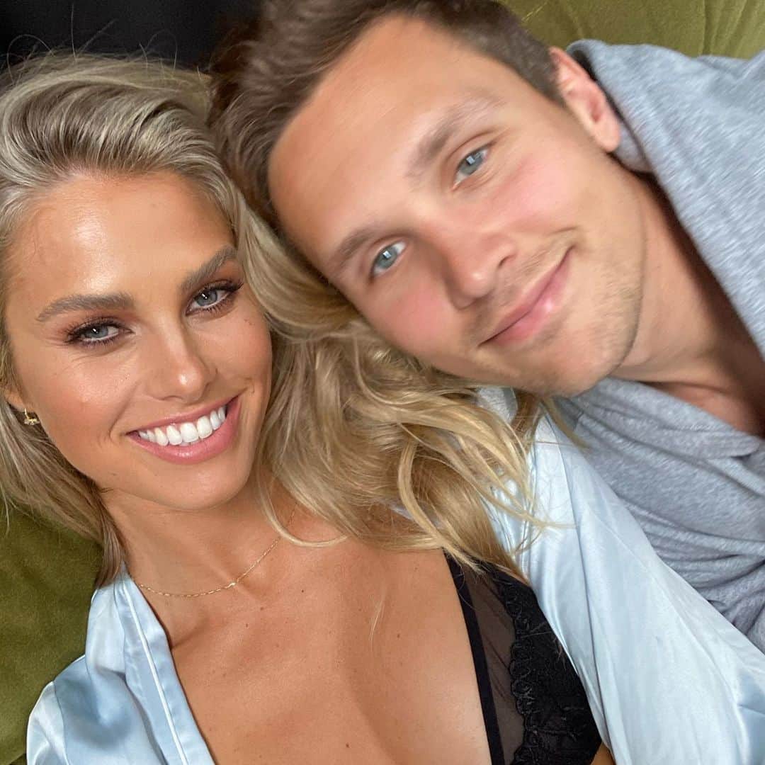ナタリー・ジェーン・ローザーのインスタグラム：「Grateful for him ❤️  These are photos from my @roseandbare campaign shoot this year. I found them when I was going through my camera roll today with the photo sharing game in my stories.  Thanks for always being so supportive & loving me endlessly, @harleympb ❤️ you’re the best.」