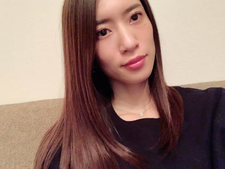 のインスタグラム：「. . ※1人あ、動画でした状態 結果的に動画の方が伝わった。 . 2020年最後の美容室に行ってきました！ずっとお世話になっている @vasic_japan へ❤️ カラー、トリートメント、ヘッドスパの極楽コース😇 vaiceのハイダメージトリートメント本当にすごくて、髪がギシギシだった私もこんなにツルンツルンに！ これで新年も気持ちよく迎えられそうです！ @hiro_vaice さん今年もお世話になりました！来年もお世話になりますが、どうぞよろしくお願いします🙇‍♀️❤️ . #vaice #渋谷vaice #vaiceハイダメージトリートメント #ワンレン #ワンレンストレート」