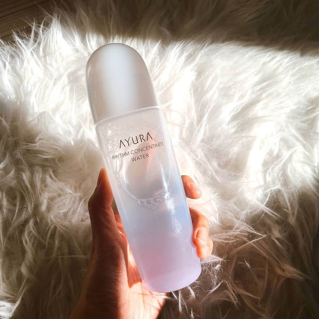 Lisaのインスタグラム：「. 化粧水迷子中です。 . 韓国コスメとかMT、最近はLANCOMEも使ってたけどなーーんかこれ！！ってのがなかった。。 化粧水だけIPSAくらいしかリピしたものがなくてずっとコロコロ変えてしまってます。。 アットコスメで見つけてAYURAの 化粧水を今使ってみてるけど、 いいかもしれない🤔 IPSAににてます！これだけで保湿力が すごい。これだけでも潤う感じが とってもよくて、IPSAよりコスパがいい。 とっても大きいし。 今乾燥しやすいから凄く合う気がします🙋🏼‍♀️🙋🏼‍♀️ . しばらく使ってみます💓 . なにかオススメの化粧水あれば 教えてください🥺🥺 #化粧水#化粧水迷子#AYURA#コンセントレントウォーター#美肌活動」
