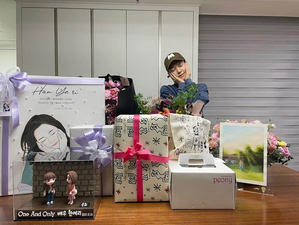 ハン・イェリのインスタグラム：「꽃과 선물, 따뜻한 마음 너무 너무 너~~~~~무 고마워요. 생일축하 해줘서 고마워!!!!!!>_<」
