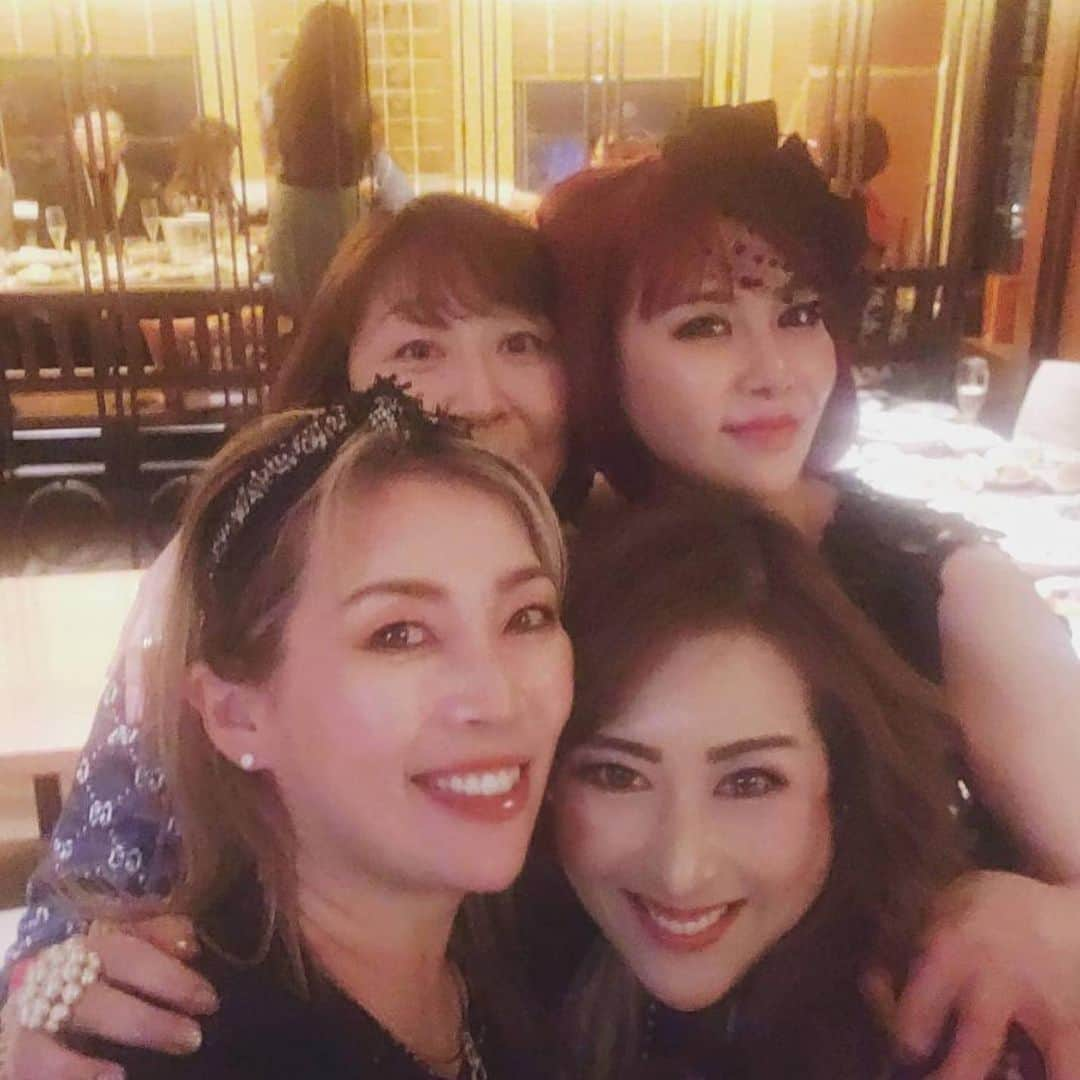 マッキーーーさんのインスタグラム写真 - (マッキーーーInstagram)「rossofino忘年会🥂 もちろんドンペリ飲み放題で✨当日お誕生日だった @miyukiokai のお祝いも一緒にできて楽しかったです💕 @namielisa 素敵な曲をありがとう✨ #赤い天使 #素敵なお客様達と  #忘年会 #お客様に感謝 #また来年もお願いします #ドンペリ #domperignon  #party」12月29日 19時44分 - g_dramaki_