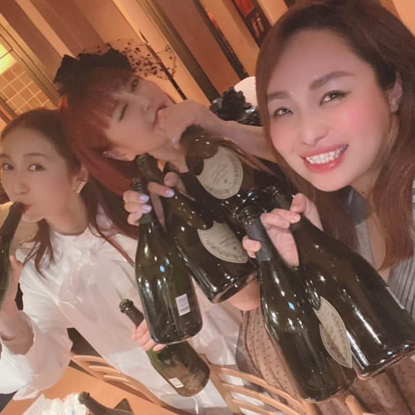 マッキーーーさんのインスタグラム写真 - (マッキーーーInstagram)「rossofino忘年会🥂 もちろんドンペリ飲み放題で✨当日お誕生日だった @miyukiokai のお祝いも一緒にできて楽しかったです💕 @namielisa 素敵な曲をありがとう✨ #赤い天使 #素敵なお客様達と  #忘年会 #お客様に感謝 #また来年もお願いします #ドンペリ #domperignon  #party」12月29日 19時44分 - g_dramaki_