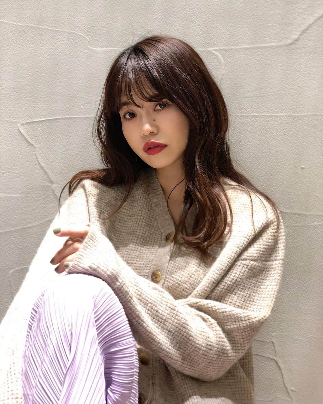 新谷美奈のインスタグラム：「.﻿ ﻿ 今年も残すところあと2日となりましたね！﻿ 今年はいつもとちがう年末年始🎍﻿ ﻿ お家で過ごす年越しは﻿ 心地よいお洋服とともに☺️﻿ 一枚であたたかいカーディガンと﻿ 座ってもしわが気にならないプリーツパンツ。﻿ そんなリラクシーな組み合わせも﻿ ひらひら＆きらきらの素材なら﻿ 心ときめく🥰🧚‍♀️💫﻿ ﻿ Nina mew﻿ cardigan ¥24,000+tax﻿ pants ¥19,000+tax﻿ ______________________________________﻿ ﻿ 🎍Nina mew 2021 HAPPY BAG🛍﻿ 数量限定！予約販売は12/31まで🤍﻿ ﻿ ☃️WINTER SALE開催中！﻿ ﻿ @ninamew_official#Ninamew#ニーナミュウ#ゆめタウン#ゆめタウン佐賀#セレクトショップ#selectshop」
