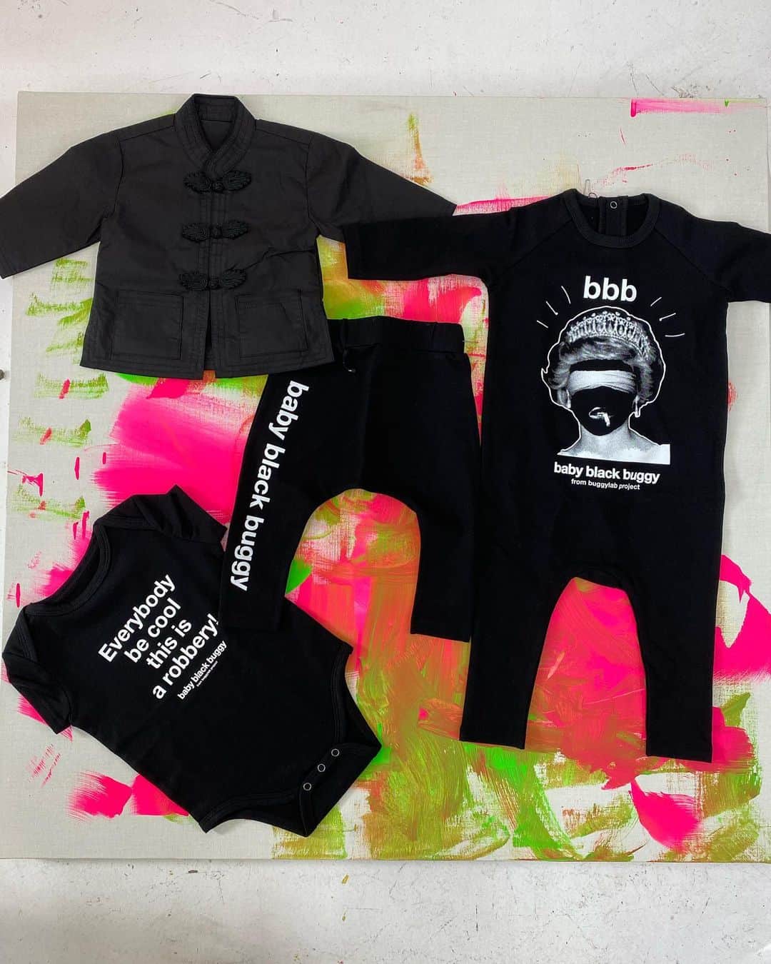 Saki さんのインスタグラム写真 - (Saki Instagram)「2021年も @babyblackbuggy  福袋販売致します🧧🧧🧧  数量限定で、早いもの勝ちです‼️  1月1日朝10:00〜発売予定⏰  Baby👶🏻60〜70サイズ Girl👧🏽60〜70サイズ　　 Girl👧🏻80〜90サイズ BOY👦🏼100〜110サイズ BOY👦🏾110〜120サイズ  こちらは全て１万円💴 で4〜5点ほど入ってます🧧  基本的にGirlの福袋以外の BabyやBOYはユニセックスなので女の子でも男の子でも着ていただけます✨✨✨  ---------------------------------  世界に1つのBUGGY ハンドペイント入り ライダースジャケット が入ったのHAPPYBAGは  S 約90〜100サイズ  M 約100〜110サイズ  ¥20000 🧧 で５点入ってます✨✨　　  初めてbbbデビューする方には かなりおススメのHAPPYBAGです🤍🖤🤍🖤  ※写真は例ですのでデザインが 異なる場合がございます。 ご注意下さい。  常連様はお持ちの商品とかぶる可能性があります…ご注意ください🙇🏼‍♀️🙇🏻」12月29日 19時47分 - saki1011