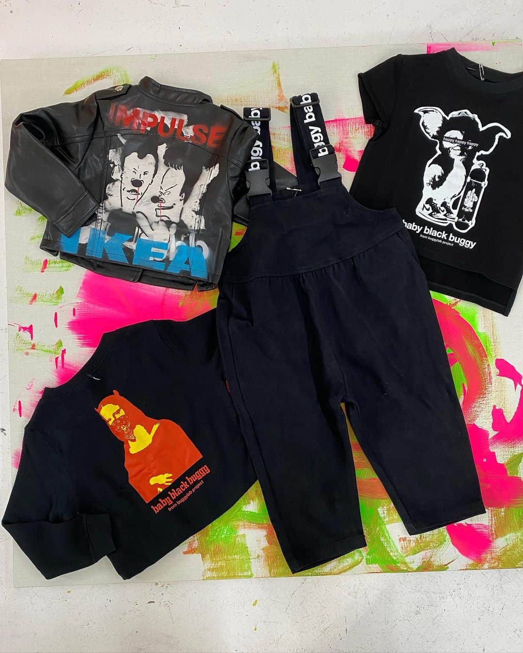 Saki さんのインスタグラム写真 - (Saki Instagram)「2021年も @babyblackbuggy  福袋販売致します🧧🧧🧧  数量限定で、早いもの勝ちです‼️  1月1日朝10:00〜発売予定⏰  Baby👶🏻60〜70サイズ Girl👧🏽60〜70サイズ　　 Girl👧🏻80〜90サイズ BOY👦🏼100〜110サイズ BOY👦🏾110〜120サイズ  こちらは全て１万円💴 で4〜5点ほど入ってます🧧  基本的にGirlの福袋以外の BabyやBOYはユニセックスなので女の子でも男の子でも着ていただけます✨✨✨  ---------------------------------  世界に1つのBUGGY ハンドペイント入り ライダースジャケット が入ったのHAPPYBAGは  S 約90〜100サイズ  M 約100〜110サイズ  ¥20000 🧧 で５点入ってます✨✨　　  初めてbbbデビューする方には かなりおススメのHAPPYBAGです🤍🖤🤍🖤  ※写真は例ですのでデザインが 異なる場合がございます。 ご注意下さい。  常連様はお持ちの商品とかぶる可能性があります…ご注意ください🙇🏼‍♀️🙇🏻」12月29日 19時47分 - saki1011