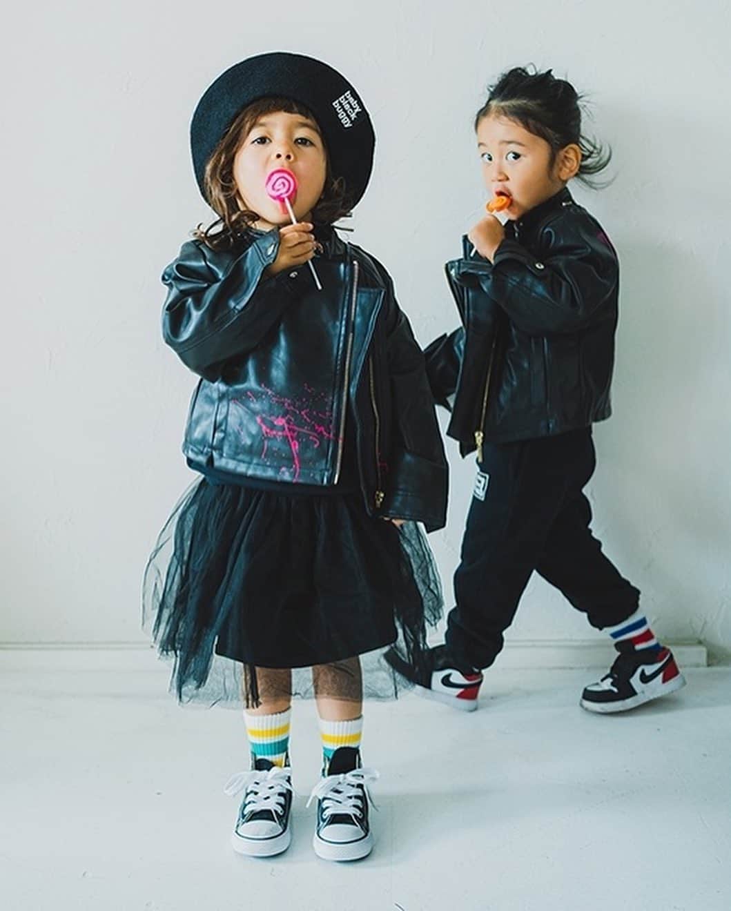Saki さんのインスタグラム写真 - (Saki Instagram)「2021年も @babyblackbuggy  福袋販売致します🧧🧧🧧  数量限定で、早いもの勝ちです‼️  1月1日朝10:00〜発売予定⏰  Baby👶🏻60〜70サイズ Girl👧🏽60〜70サイズ　　 Girl👧🏻80〜90サイズ BOY👦🏼100〜110サイズ BOY👦🏾110〜120サイズ  こちらは全て１万円💴 で4〜5点ほど入ってます🧧  基本的にGirlの福袋以外の BabyやBOYはユニセックスなので女の子でも男の子でも着ていただけます✨✨✨  ---------------------------------  世界に1つのBUGGY ハンドペイント入り ライダースジャケット が入ったのHAPPYBAGは  S 約90〜100サイズ  M 約100〜110サイズ  ¥20000 🧧 で５点入ってます✨✨　　  初めてbbbデビューする方には かなりおススメのHAPPYBAGです🤍🖤🤍🖤  ※写真は例ですのでデザインが 異なる場合がございます。 ご注意下さい。  常連様はお持ちの商品とかぶる可能性があります…ご注意ください🙇🏼‍♀️🙇🏻」12月29日 19時47分 - saki1011