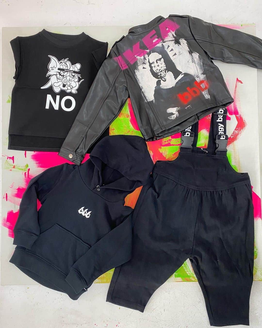 Saki さんのインスタグラム写真 - (Saki Instagram)「2021年も @babyblackbuggy  福袋販売致します🧧🧧🧧  数量限定で、早いもの勝ちです‼️  1月1日朝10:00〜発売予定⏰  Baby👶🏻60〜70サイズ Girl👧🏽60〜70サイズ　　 Girl👧🏻80〜90サイズ BOY👦🏼100〜110サイズ BOY👦🏾110〜120サイズ  こちらは全て１万円💴 で4〜5点ほど入ってます🧧  基本的にGirlの福袋以外の BabyやBOYはユニセックスなので女の子でも男の子でも着ていただけます✨✨✨  ---------------------------------  世界に1つのBUGGY ハンドペイント入り ライダースジャケット が入ったのHAPPYBAGは  S 約90〜100サイズ  M 約100〜110サイズ  ¥20000 🧧 で５点入ってます✨✨　　  初めてbbbデビューする方には かなりおススメのHAPPYBAGです🤍🖤🤍🖤  ※写真は例ですのでデザインが 異なる場合がございます。 ご注意下さい。  常連様はお持ちの商品とかぶる可能性があります…ご注意ください🙇🏼‍♀️🙇🏻」12月29日 19時47分 - saki1011