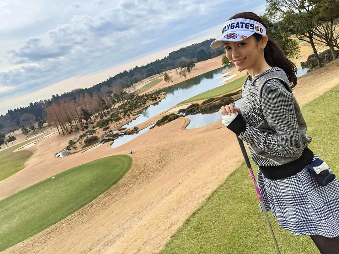 安岡あゆみさんのインスタグラム写真 - (安岡あゆみInstagram)「. 今年最後のゴルフへ🏌️‍♀️ お天気に恵まれ、素敵なメンバーのおかげもあって、なんと…パー2回も出しちゃいました🙋🏻‍♀️ バタバタしていて週2通っていたレッスンも2週間行けてなかったので不安だったのですが、年内最後に嬉しい結果となりました🥰 いつもは一回で出せるバンカーには何回もハマっちゃったけどね🤭 毎回途中でお酒飲んじゃうのですが今日は最後まで我慢して噛み締めながら堪能したよ🍋 来年はもっと上達するように引き続きレッスン頑張ろうと思います⛳️💕 . . #golf #ゴルフ #キングフィールズgc #打ち納め #ゴルフ女子 にまた一歩近づいた🚶‍♀️」12月29日 19時58分 - ayumi_yasuoka