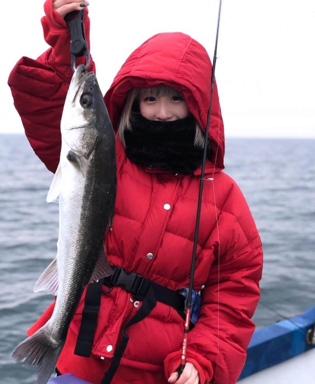 MAYUのインスタグラム：「🐟 今年はいっぱい釣りした 夏の暑い日も冬の寒い日も 想像以上に過酷な日もあったけど 色んな人との出会いもあって より釣りが好きになりました 紫外線アレルギーもいつの間にか 治りつつあるし 自然と仲良くなれた年でした👶🏻 来年はもっといっぱい釣りするぞ」