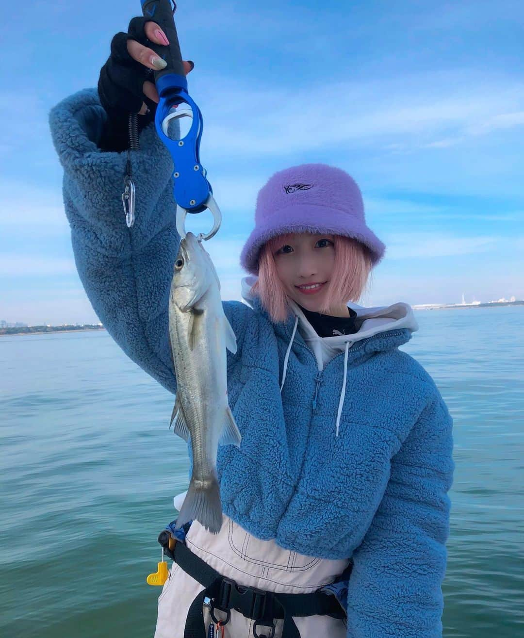 MAYUさんのインスタグラム写真 - (MAYUInstagram)「🐟 今年はいっぱい釣りした 夏の暑い日も冬の寒い日も 想像以上に過酷な日もあったけど 色んな人との出会いもあって より釣りが好きになりました 紫外線アレルギーもいつの間にか 治りつつあるし 自然と仲良くなれた年でした👶🏻 来年はもっといっぱい釣りするぞ」12月29日 19時56分 - chu_z_mayu