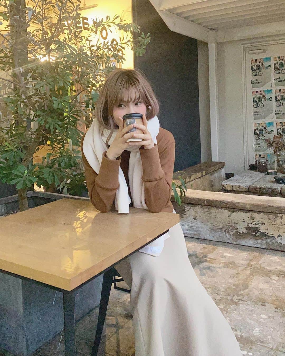 松田 美奈子のインスタグラム：「MERCIの目の前のリフトコーヒー今年納め🧚🏻  今年もやります幸福袋🌿 売れ残りではなく、流行り廃りのない衣類を詰め込みました☺️💕 詳細は @merci__jp でアップしてます！  本当にいいもの詰めた幸福袋です🧧 ヒートサーマルとマフラーかブランケット選べます♡ このコーデでみんな着て欲しい🌿🥰」