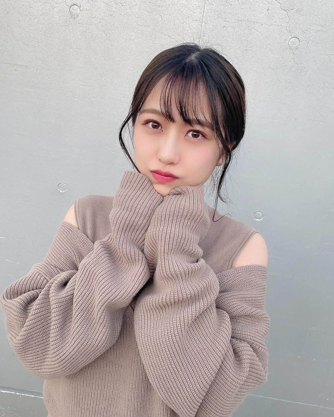 篠崎彩奈さんのインスタグラム写真 - (篠崎彩奈Instagram)「もう今年もあと二日だよ🥺 仕事納めした方一年お疲れ様でした☺️✨  この時期に肩の出てるあざとい服着るの寒かった☃️笑  @milaowen_official」12月29日 19時51分 - ayana.s_official