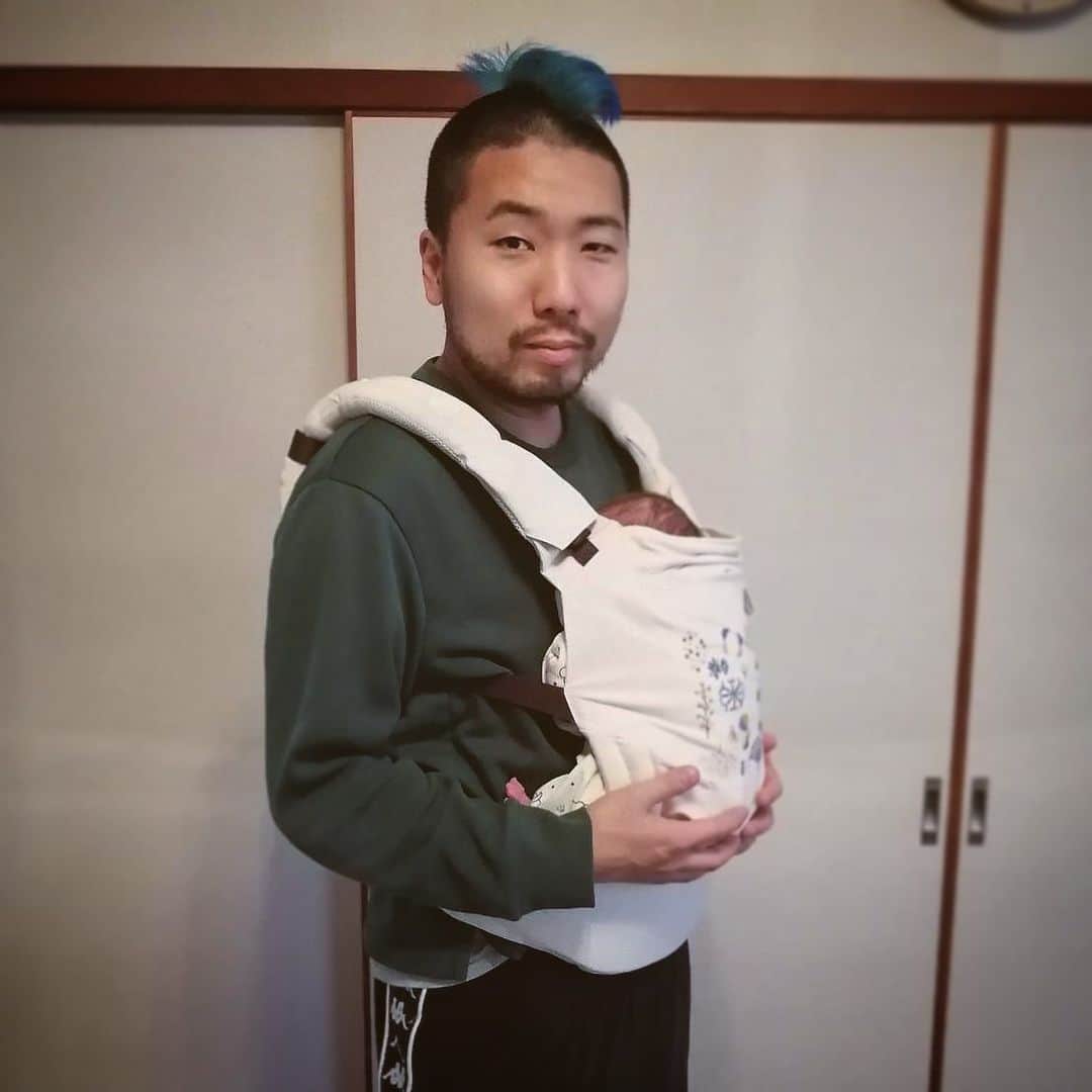のインスタグラム：「はじめての抱っこ紐を得意げに身にまとうブルパパ😎😆  Do I look cool? 😏」