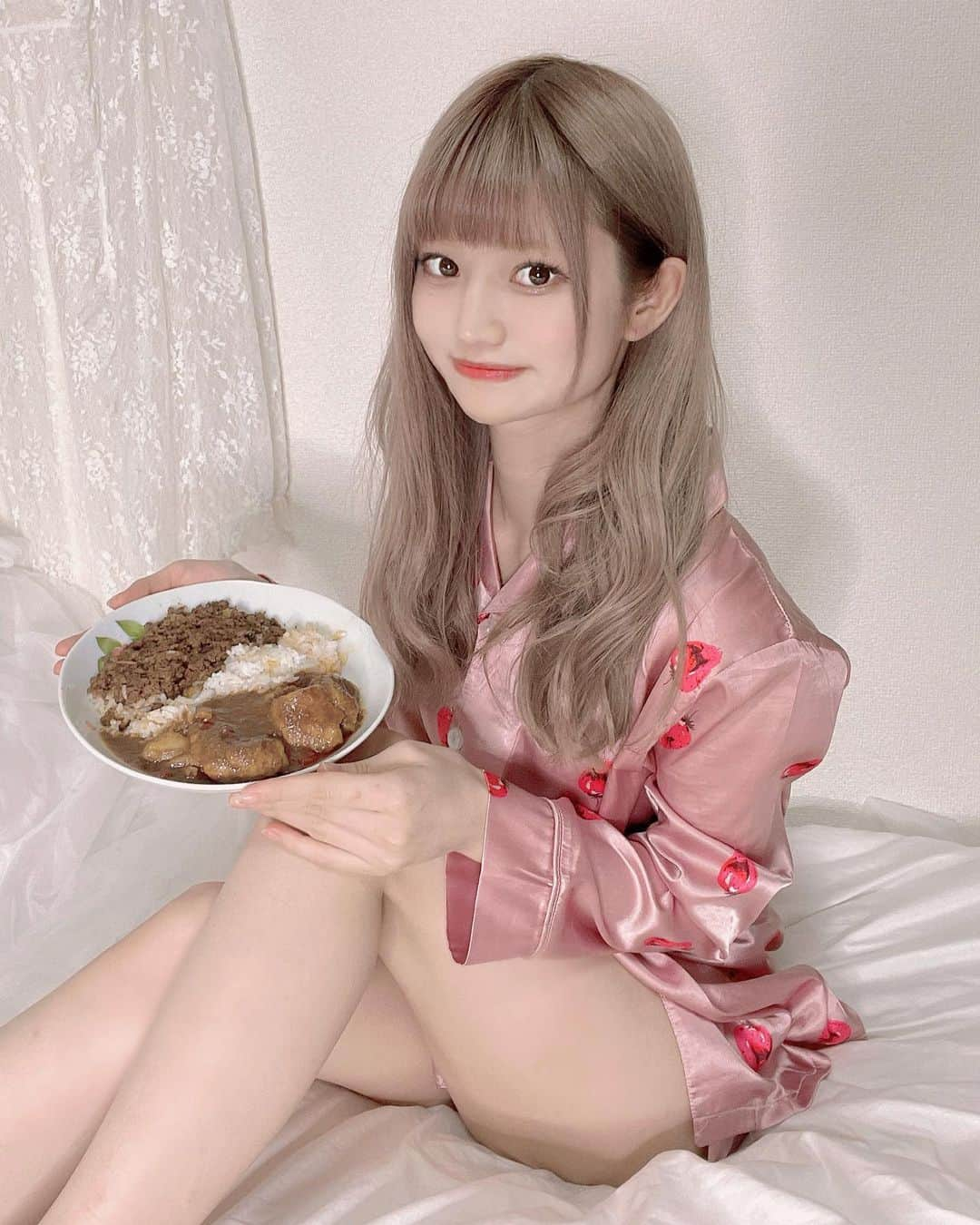 眞白ありすさんのインスタグラム写真 - (眞白ありすInstagram)「久しぶりにUber頼んでカレー食べたよ〜🥺  お家で本格的なカレー食べたいなって思ったけどスパイスから作るのは無理だからUberした😂  11種類もスパイスが調合されてて深みがある味なの！！ 一口サイズの柔らかいお肉もカレーが染み込んでてすごいジューシーだったんだ🥺  家から出なくてもこんなに美味しいカレーが食べれるなんて幸せすぎた🥺  tablepostっていうサイトでも購入できるから食べてみて欲しい！  . . . .  #一条もんこ先生のカレー診療所 #カレー　#カレーライス　#キーマカレー　#ポークカレー #ubereats  #uber #出前　#デリバリー　#おうちごはん　#お取り寄せグルメ」12月29日 19時54分 - alice.ee1010