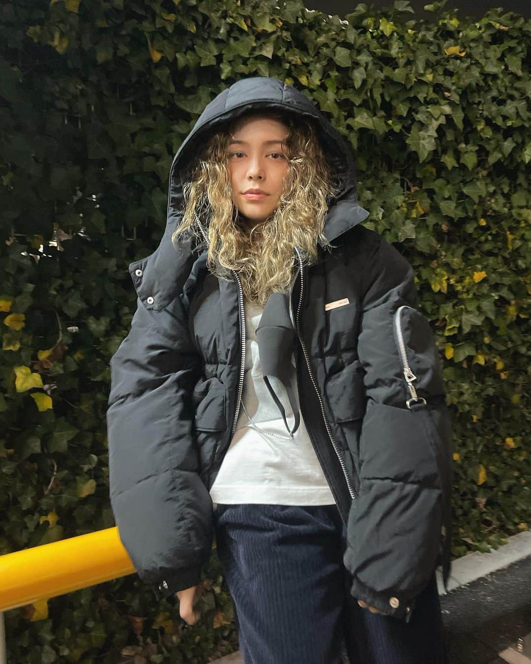 ステファニーのインスタグラム：「🦇🖤 よく聞かれるダウンは @tatras_official x @theweeknd  マットな感じとポッケが多くて可愛い。 夫婦でデザイン違いを♡」