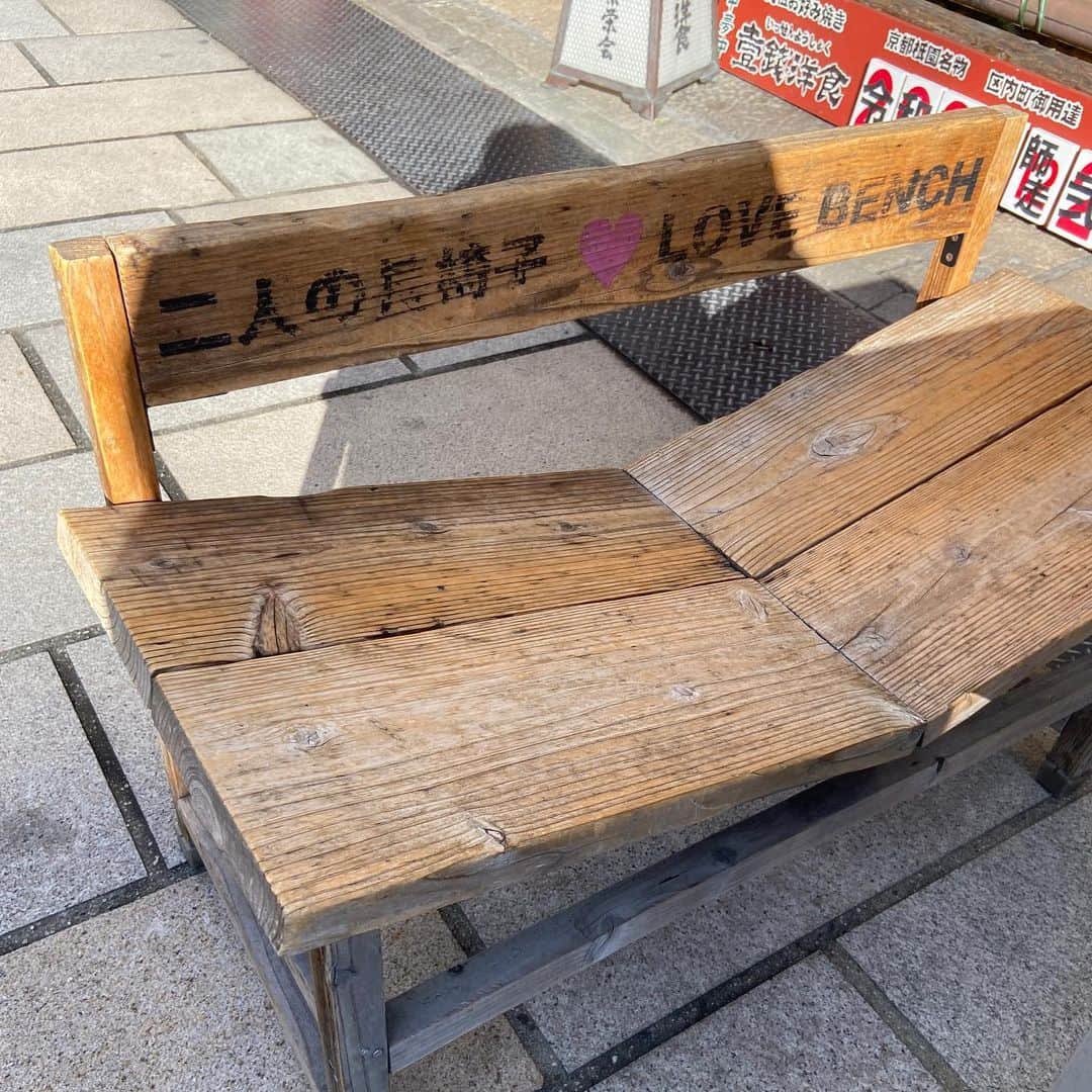 のインスタグラム：「座りづらいな #椅子」