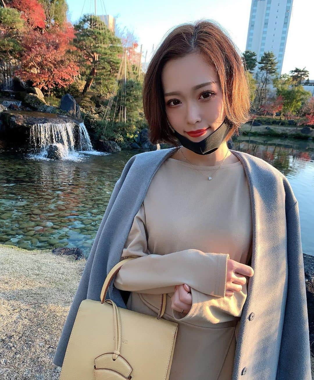 こっちゃんのインスタグラム：「今年紅葉観れへんかったなあ〜😫って思ってたけど富山城址公園に所々綺麗な赤い葉っぱがあって、映えてたから写真撮ってもらった😆🍁 来年は紅葉狩りできたらいいな〜🍁✨ . . . . . . . . . . . . . #ワンピースコーデ  #富山城 #富山城址公園  #富山旅行  #サロモ  #関西サロモ #ヘアアレンジ  #ショートボブ  #撮影 #セルカ #カラコン #メイク #ショートヘア #イエベ  #難波 #ハンサムショート  #梅田 #메이크업 #ハンサムショート女子  #ショートヘアアレンジ  #カット #カラー #셀카  #ショートボブ #미용 #좋아요 #ピアス #富山 #富山美容室」