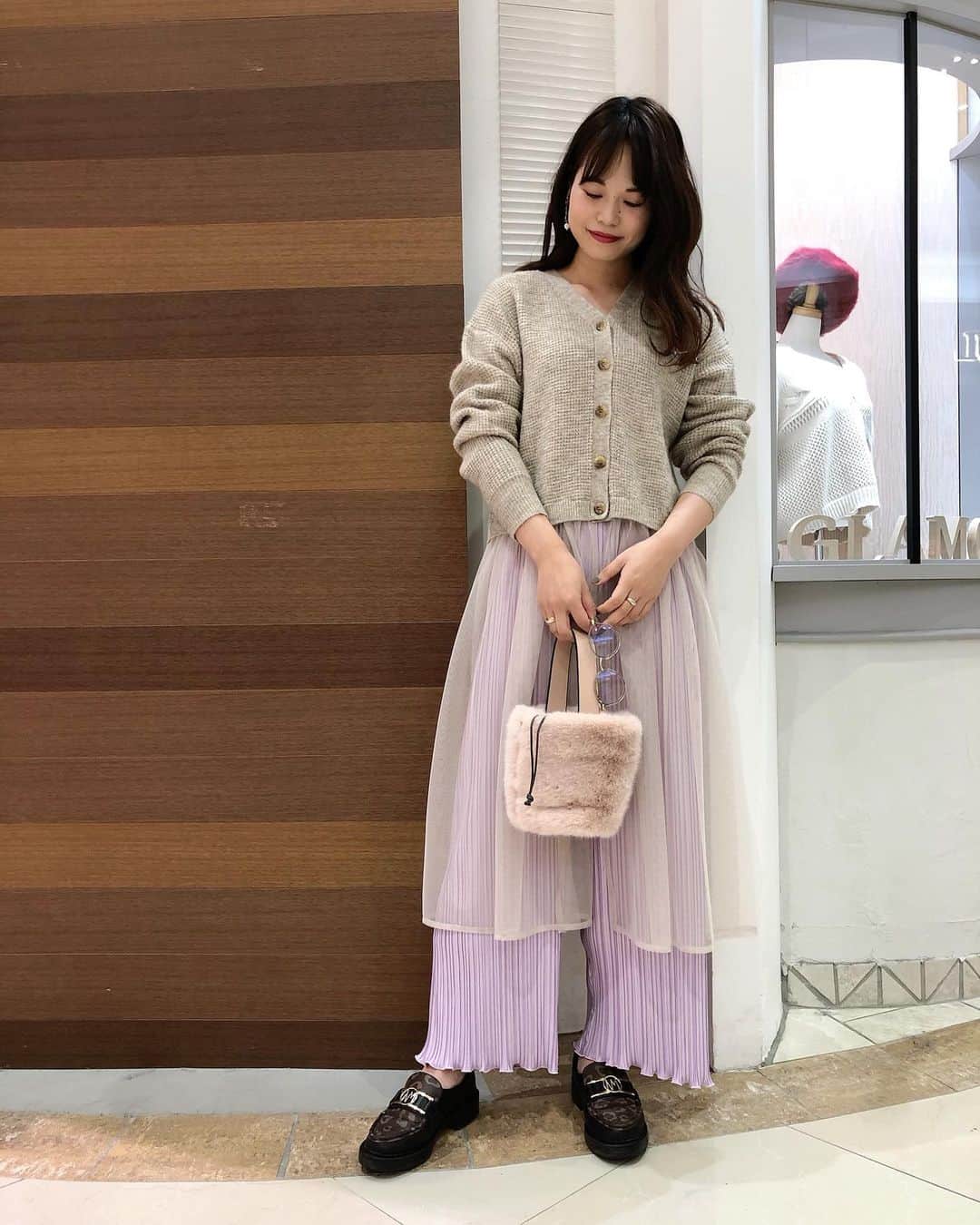 新谷美奈のインスタグラム：「.﻿ ﻿ 今年はいつもとちがう年末年始🎍﻿ 柔らかな色を纏って﻿ 穏やかな気持ちで新しい年を迎えよう☺️💕﻿ ﻿ Nina mew﻿ cardigan ¥24,000+tax﻿ pants ¥19,000+tax﻿ bag ¥10,000+tax﻿ shoes ¥28,000+tax﻿ ______________________________________﻿ ﻿ 🎍Nina mew 2021 HAPPY BAG🛍﻿ 数量限定！予約販売は12/31まで🤍﻿ ﻿ ☃️WINTER SALE開催中！﻿ ﻿ @ninamew_official#Ninamew#ニーナミュウ#ゆめタウン#ゆめタウン佐賀#セレクトショップ#selectshop」