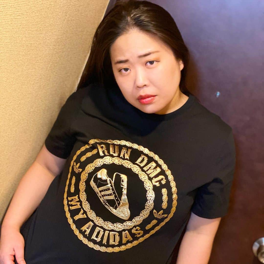 のインスタグラム：「Adidas × RUN DMC Tシャツ（ブラック）  #adidas #adidasoriginals  #アディダス #アディダスオリジナルス #アディダスrundmc #adidasrundmc #rundmcadidas #rundmc #myadidas #アディ子 #dinagonmitsuko #adidasclothes #adidascollection #iloveadidasoriginals #adidastshirt #tshirt  #大納言光子アディダスコーデ @adidasoriginals @rundmc」