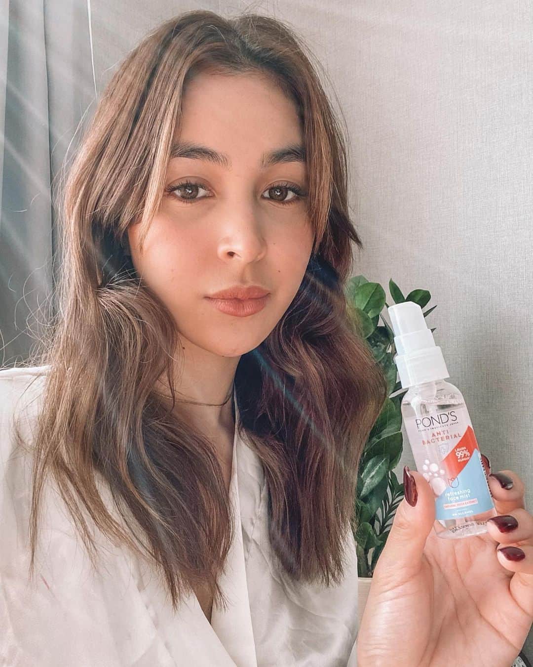 ジュリア バレットのインスタグラム：「Taking my @pondsph Anti Bacterial Face Mist with me on our family trip! Aside from it being so refreshing, it helps prevent me from getting maskne. An absolute favorite! 💆🏻‍♀️」