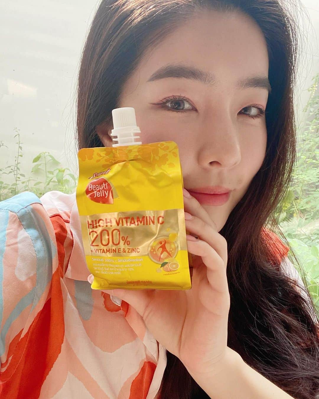 GYEON SEOのインスタグラム：「_* Sappe Beauti Jelly 🧡 . . ช่วงนี้ต้องดูแลตัวเองให้ต่อเนื่องทุกวัน! เพิ่มวิตามินซีให้ร่างกายแข็งแรง กับ เซ็ปเป้ บิวติ เจลลี่ สูตรวิตามินซีสูง 🌟วิตามินซีสูง 200%...เสริมภูมิคุ้มกันให้ร่างกายแข็งแรง 🌟วิตามินอี...ต่อต้านอนุมูลอิสระ ชะลอการเสื่อมของผิว 🌟ซิงค์...เสริมภูมิต้านทานให้ร่างกาย บรรเทาอาการอักเสบของสิว . มีจำหน่ายที่ Family Mart, Jiffy, PT, Tesco Lotus, Big C, Tops, Maxvalu, The Mall, Villa Market, Watsons, Boots และ Makro . #Sappe #SappeBeautiJelly #ดูแลตัวเองอย่างเข้มข้น」