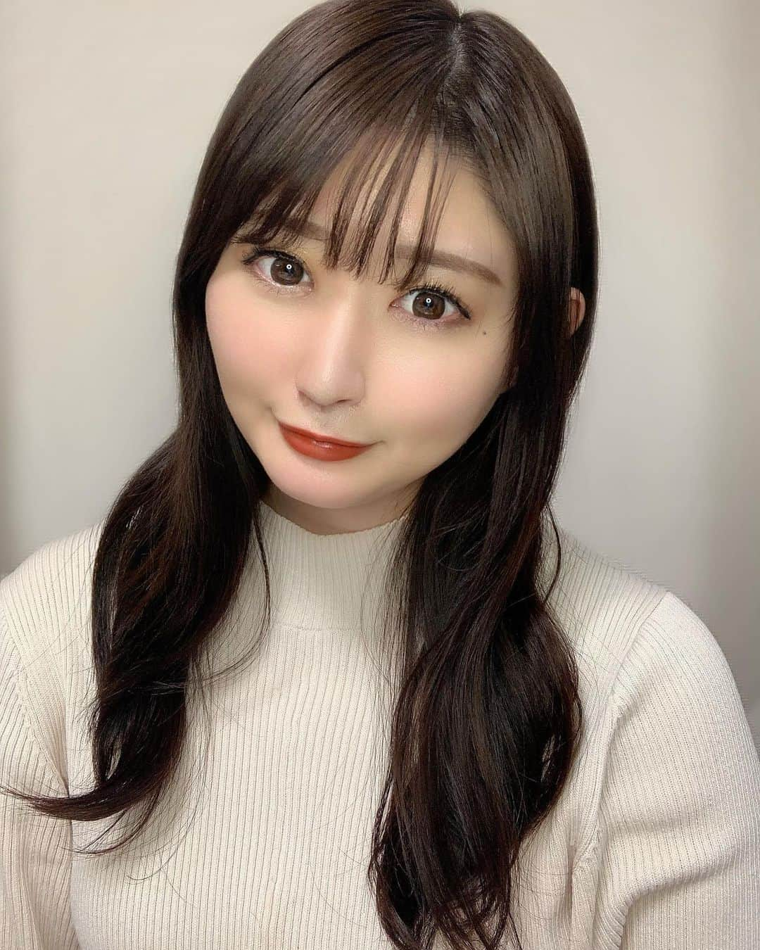 坂口莉果子さんのインスタグラム写真 - (坂口莉果子Instagram)「ずっと広告で流れてて気になってた磁気でくっつくつけまつ毛👀 今回MayB Lash様( @may.b_official )より頂きました⭐️  付属の専用アイライナーの上に乗せるだけなのでアイメイクが時短にもなるし、リモートワークの時などに便利かも😊  今回はナチュラルを付けてみました😌 一日中付けてたけど磁石でピタッとくっついていてずれなかった😳  これでマツ育頑張ろう👁 ・ ・ ・ #cosmetics #japan #japan_of_insta #eye #eyelash #makeup #make #eyemakeup #makeupideas #コスメ #メイク #時短メイク #コスメ好きさんと繋がりたい #コスメオタク #アイライナー #アイメイク #マツパ #化粧 #マスクメイク #まつ毛美容液 #まつ毛  #メイビラッシュ #つけまつ毛 #マグネットつけまつ毛 #mayblash #メイビ #pr」12月29日 20時03分 - rikakosakaguchi