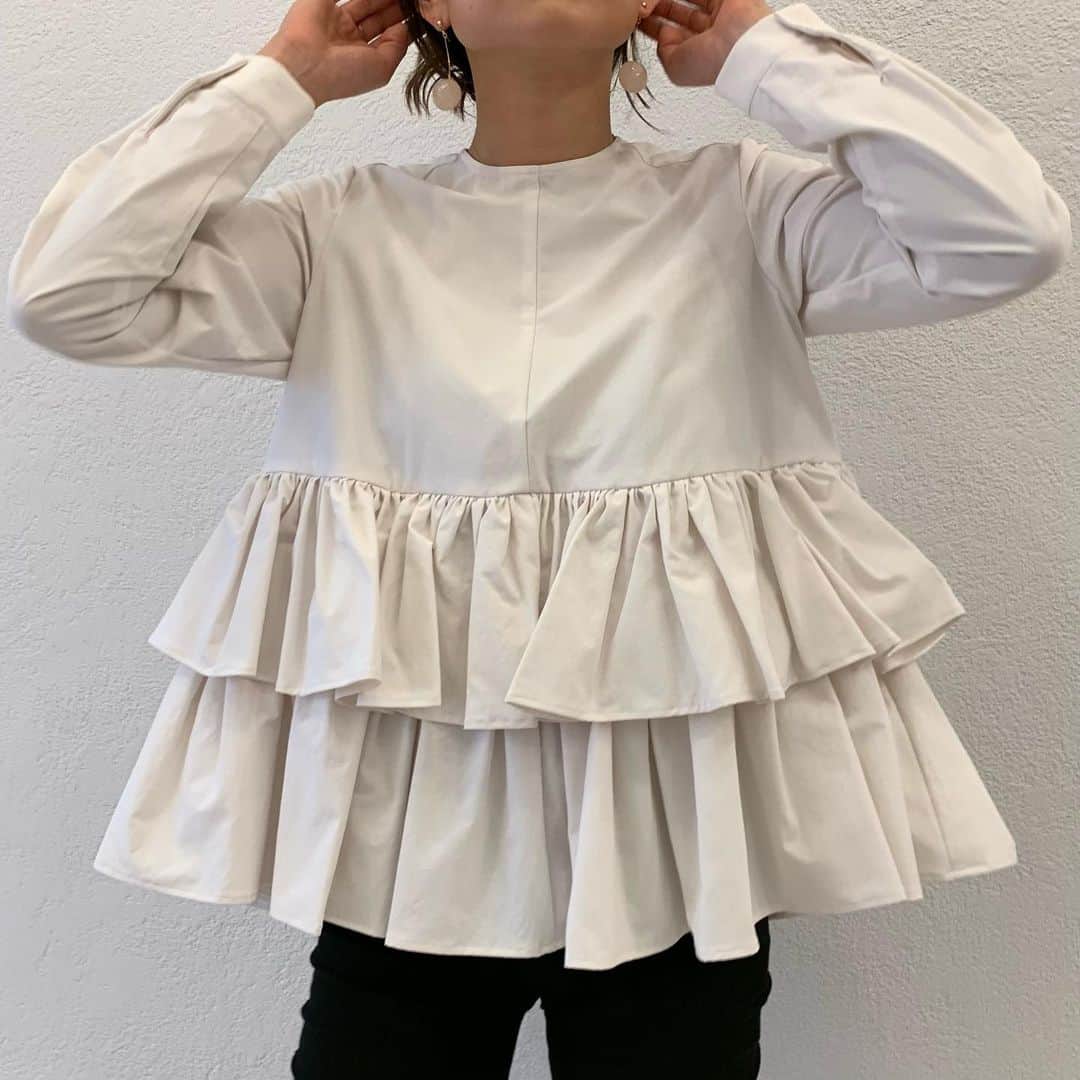 Tsuru by Mariko Oikawaのインスタグラム：「【NEWS】 New year SALE ! 1/1（fri）0:00 〜START!!!  新年になってすぐ始まります！ 在庫は出ている限りとなりますのでお早めにCHECKしてみてください♪  今季秋冬ものがMAX50%OFF!となります！ お楽しみに！  春まで使えるこちらのティアードブラウスも...♪ Penelope/OFF WHITE  #tsuru  #tsurubymarikooikawa  #news #newyearsale」