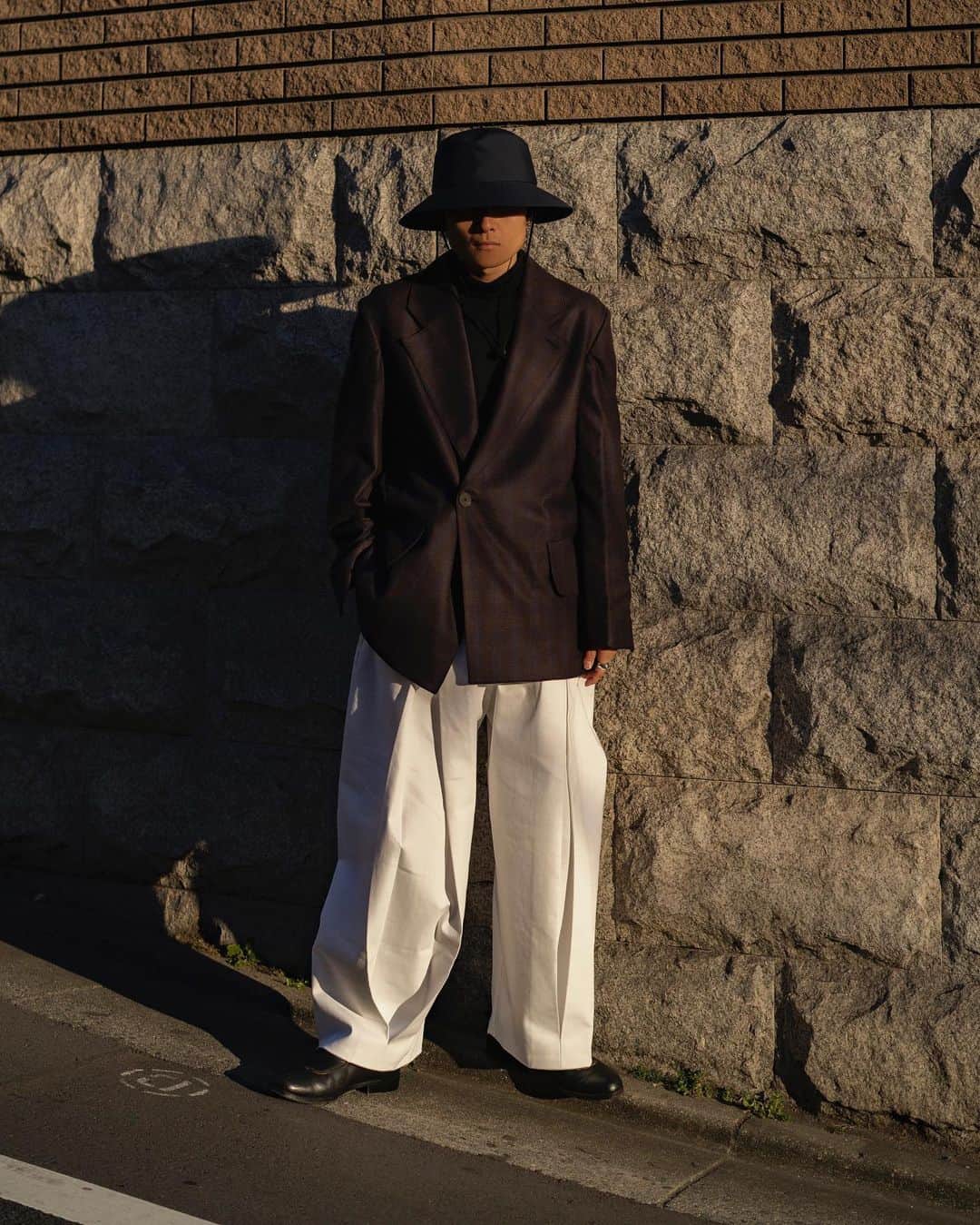 Ryoさんのインスタグラム写真 - (RyoInstagram)「ㅤㅤㅤㅤㅤㅤㅤㅤㅤㅤㅤㅤㅤ テーラードジャケットには、カジュアルなパンツを。 クリーンにホワイトパンツで合わせてみました👖 ブラウンとネイビーのチェックは品がありますね。 そして意外と合わせやすい😏  ㅤㅤㅤㅤㅤㅤㅤㅤㅤㅤㅤㅤㅤ jacket:#studionicholson pants:#sagenation shoes:#sunsea」12月29日 20時04分 - ryo__takashima