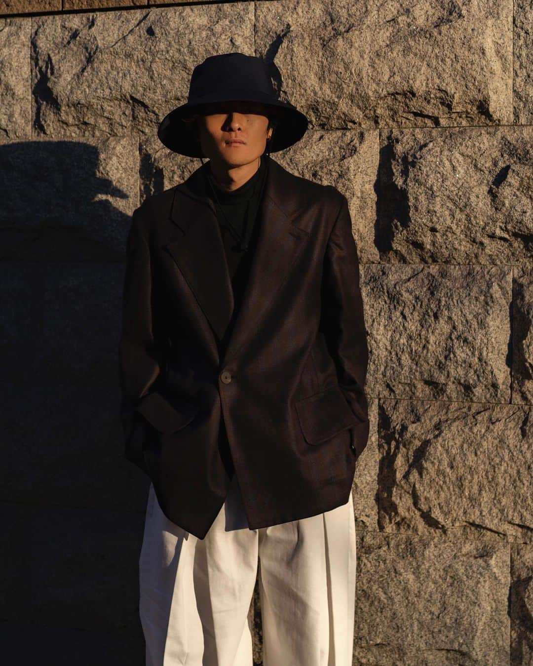 Ryoさんのインスタグラム写真 - (RyoInstagram)「ㅤㅤㅤㅤㅤㅤㅤㅤㅤㅤㅤㅤㅤ テーラードジャケットには、カジュアルなパンツを。 クリーンにホワイトパンツで合わせてみました👖 ブラウンとネイビーのチェックは品がありますね。 そして意外と合わせやすい😏  ㅤㅤㅤㅤㅤㅤㅤㅤㅤㅤㅤㅤㅤ jacket:#studionicholson pants:#sagenation shoes:#sunsea」12月29日 20時04分 - ryo__takashima