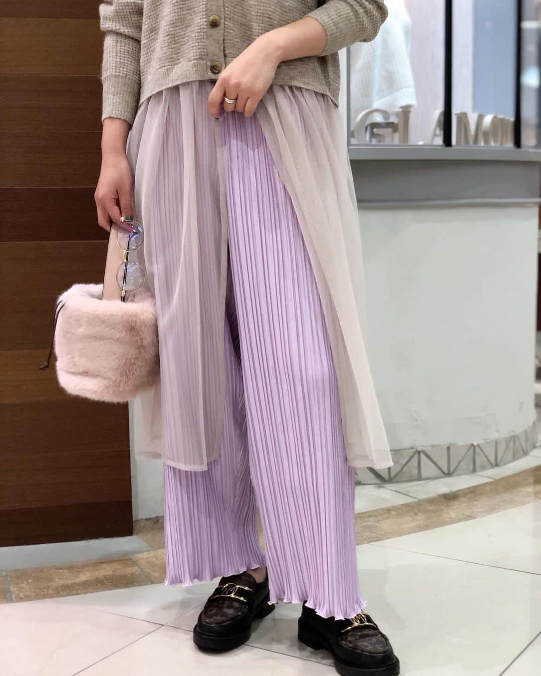 新谷美奈のインスタグラム：「.﻿ ﻿ ニットと、透けと、艶。﻿ ニュアンスカラーのコーディネートは﻿ 素材で遊んでリズムとメリハリを🥰﻿ ﻿ Nina mew﻿ cardigan ¥24,000+tax﻿ pants ¥19,000+tax﻿ bag ¥10,000+tax﻿ shoes ¥28,000+tax﻿ ______________________________________﻿ ﻿ 🎍Nina mew 2021 HAPPY BAG🛍﻿ 数量限定！予約販売は12/31まで🤍﻿ ﻿ ☃️WINTER SALE開催中！﻿ ﻿ @ninamew_official#Ninamew#ニーナミュウ#ゆめタウン#ゆめタウン佐賀#セレクトショップ#selectshop」