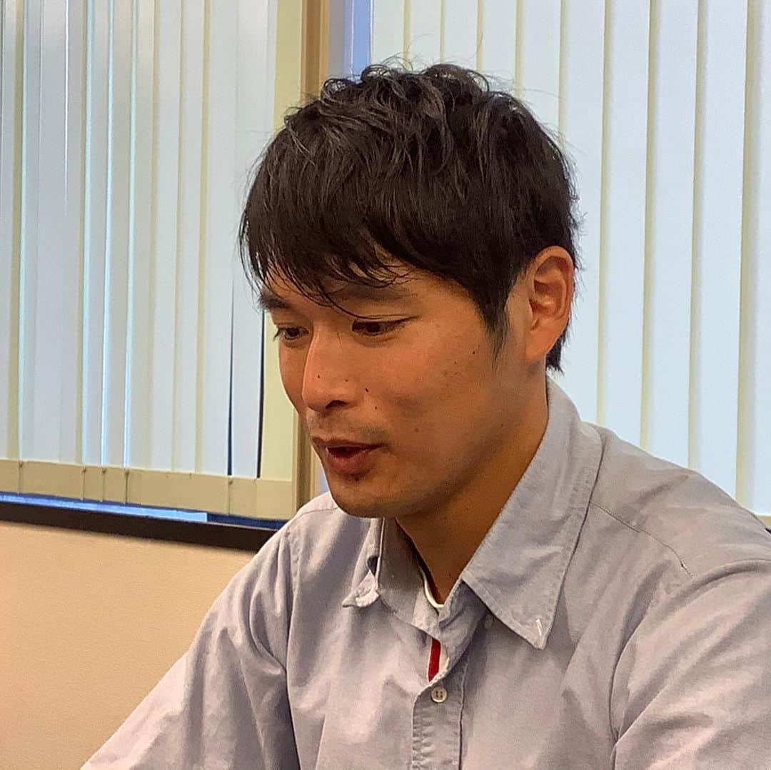 青山隼さんのインスタグラム写真 - (青山隼Instagram)「🔴ＲＥＤＳインタビュー番外編🔴 取材対象者／青山隼（俳優、浦和レッズ、徳島ヴォルティス両OB、徳島レジェンドアンバサダー）  チーム全員がチームの力になる、というところを示す監督 時間はかかるかもしれないが、魅力的なサッカーは表現できる  redspress.jp/index/reds_int… #urawareds #浦和レッズ   レッズプレスさんの取材受けました。僕なりに感じたリカルド監督の魅力をお伝えしております！ 是非読んでみてください！ #取材 #取材撮影 #レッズプレス  #青山隼 #元プロサッカー選手 #俳優 #タレント #名古屋グランパス #セレッソ大阪 #浦和レッズ #徳島ヴォルティス #レジェンド #アンバサダー #出身 #仙台 #モルック」12月29日 20時05分 - jun_aoyama_show_wa