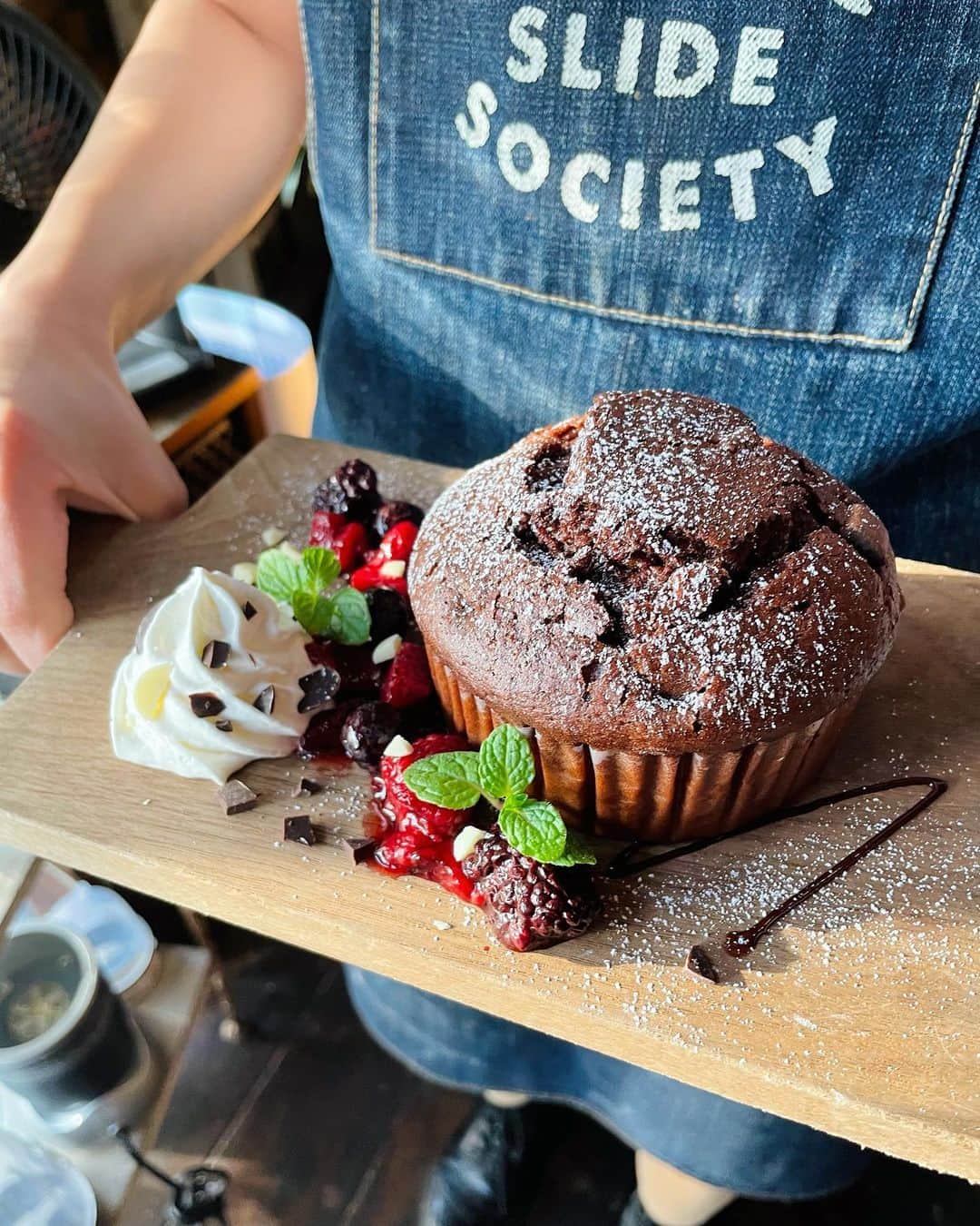 のインスタグラム：「【POC Menu】﻿ Chocolate Muffin🧁🍫 #カフェ　#ランチ #portofcall #portofcalldaikanyama #lunch #shibuya  #cafe #burger #platelunch #foodporn #dessert #nomeatnolife #tokyolife #Foodporn #foodie #California #Chilling #waffles #original#casualstyle#brunch#food #pasta #cheese##classic#america#comfortfood#cafecasual #cafe」