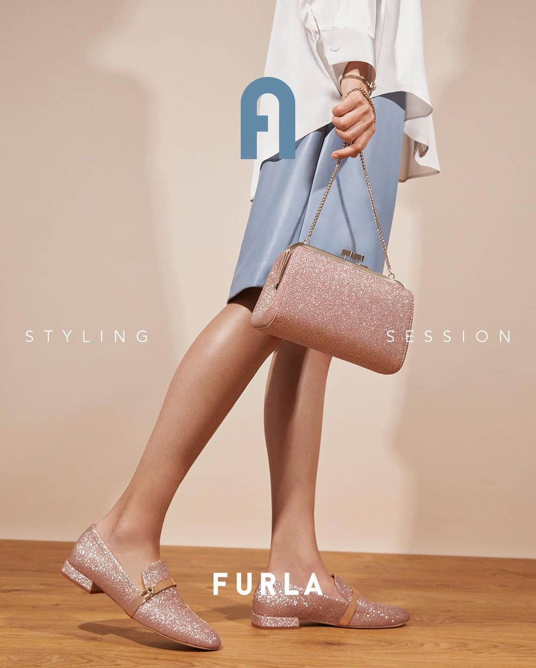 フルラのインスタグラム：「Find elegance in your day to day this Holiday Season with the Furla glitter collection. No matter where you’re headed.    #thefurlasociety #furlafeeling #furlagift #newcollection #furla #accessories #fashion」