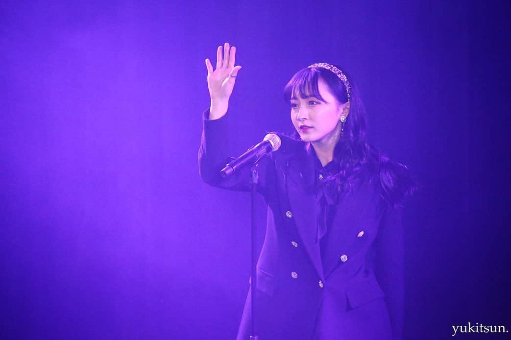 山本彩加さんのインスタグラム写真 - (山本彩加Instagram)「冠ライブ この瞬間を。﻿ ﻿ オープニングブロックの衣装♡﻿ ﻿ ﻿ jacket: ZARA﻿ tops: ZARA﻿ bottom: しまむら﻿ shoes: GRL﻿ hair accessory: amazon﻿ earring: lattice﻿ ﻿ 今回はモノトーンで、キラキラを重視してみました！﻿ カチューシャやイヤリングはキラキラにしてみました✨﻿ ﻿ この組み合わせ方だから衣装でしか…﻿ って思うかもだけど、合わせ方変えたらめっちゃ可愛い組み合わせ方やコーデが組めるから、もしよかったらゲットしてみてね♡  #ゆきつんカメラ」12月29日 20時14分 - ayaka48_yanyan