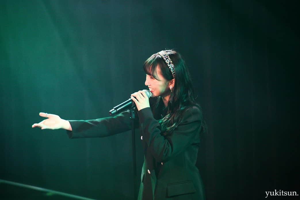 山本彩加さんのインスタグラム写真 - (山本彩加Instagram)「冠ライブ この瞬間を。﻿ ﻿ オープニングブロックの衣装♡﻿ ﻿ ﻿ jacket: ZARA﻿ tops: ZARA﻿ bottom: しまむら﻿ shoes: GRL﻿ hair accessory: amazon﻿ earring: lattice﻿ ﻿ 今回はモノトーンで、キラキラを重視してみました！﻿ カチューシャやイヤリングはキラキラにしてみました✨﻿ ﻿ この組み合わせ方だから衣装でしか…﻿ って思うかもだけど、合わせ方変えたらめっちゃ可愛い組み合わせ方やコーデが組めるから、もしよかったらゲットしてみてね♡  #ゆきつんカメラ」12月29日 20時14分 - ayaka48_yanyan