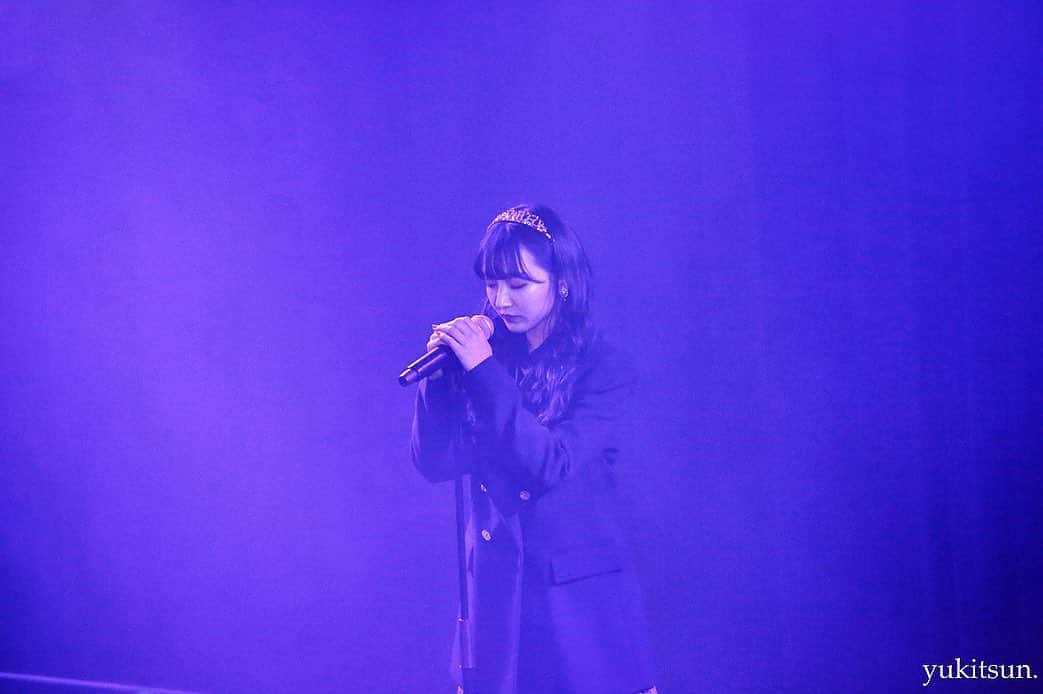 山本彩加さんのインスタグラム写真 - (山本彩加Instagram)「冠ライブ この瞬間を。﻿ ﻿ オープニングブロックの衣装♡﻿ ﻿ ﻿ jacket: ZARA﻿ tops: ZARA﻿ bottom: しまむら﻿ shoes: GRL﻿ hair accessory: amazon﻿ earring: lattice﻿ ﻿ 今回はモノトーンで、キラキラを重視してみました！﻿ カチューシャやイヤリングはキラキラにしてみました✨﻿ ﻿ この組み合わせ方だから衣装でしか…﻿ って思うかもだけど、合わせ方変えたらめっちゃ可愛い組み合わせ方やコーデが組めるから、もしよかったらゲットしてみてね♡  #ゆきつんカメラ」12月29日 20時14分 - ayaka48_yanyan