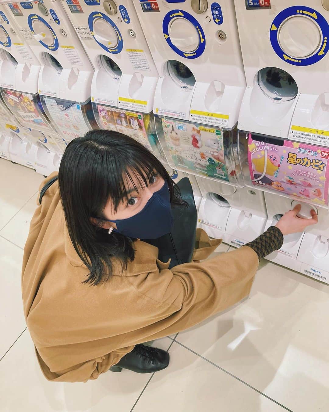 小池花瑠奈のインスタグラム：「こんばんは🌕 姉と美容院納めをして ガチャポンをして来ました。 小さい頃から年末年始は何故だか、 ガチャポンすることが多いのです🛸笑  さてさて 今日明日の二夜連続 フジテレビドラマ 「教場」再放送、21:00〜 よろしくお願い致します。🚓  #教場 #教場II #fujitv #松宮なつ」