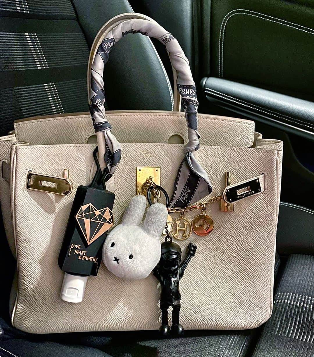 アリッサさんのインスタグラム写真 - (アリッサInstagram)「lovin’ all the bag pix my friends are sending me w/ their ARISSA X Cloversoft hand sanitizers~ www.cloversoftandco.com 🖤🖤🖤 #arissaxcloversoft x」12月29日 20時08分 - xarissaxcheox