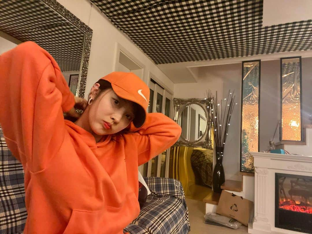 ジヒョン さんのインスタグラム写真 - (ジヒョン Instagram)「소연언니네 러브하우스. 🏠💕오늘은 오렌지🍊  @_jisoyeon  @frei_official」12月29日 20時10分 - jihyunilovee